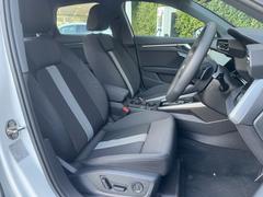 人間工学に基づいて設計されたシートは車のもっているドライビングフィールドを存分にドライバーに伝えてくれるクオリティの高い仕上がりとなっております。 7