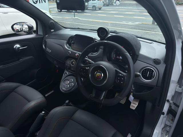 アバルト６９５ コンペティツィオーネ　１オーナー　右Ｈ　ＡＴ　禁煙車　サベルト社製カーボンシェルセミバケットシート　廃盤カラー（グリジオ・カンポヴォーロ）　キセノンヘッドライト　純正アルミホイール　　取扱説明書　記録簿　保証書　スペアキー（21枚目）