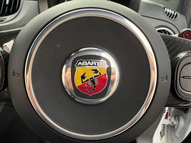 アバルト６９５ コンペティツィオーネ　１オーナー　右Ｈ　ＡＴ　禁煙車　サベルト社製カーボンシェルセミバケットシート　廃盤カラー（グリジオ・カンポヴォーロ）　キセノンヘッドライト　純正アルミホイール　　取扱説明書　記録簿　保証書　スペアキー（28枚目）