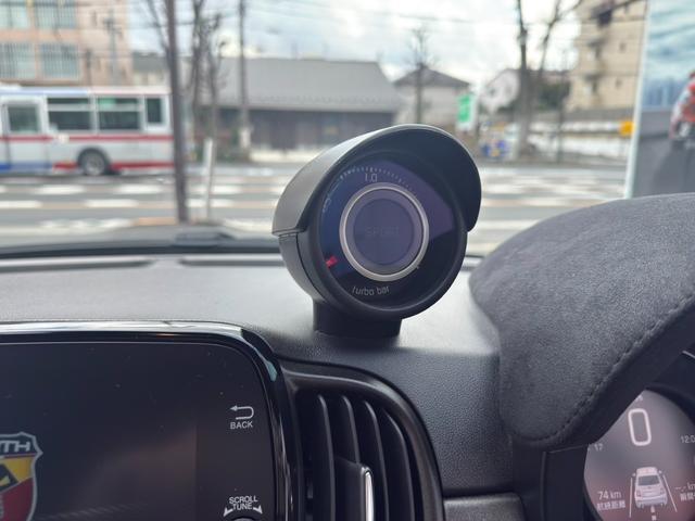 アバルト６９５ コンペティツィオーネ　１オーナー　右Ｈ　ＡＴ　禁煙車　サベルト社製カーボンシェルセミバケットシート　廃盤カラー（グリジオ・カンポヴォーロ）　キセノンヘッドライト　純正アルミホイール　　取扱説明書　記録簿　保証書　スペアキー（31枚目）