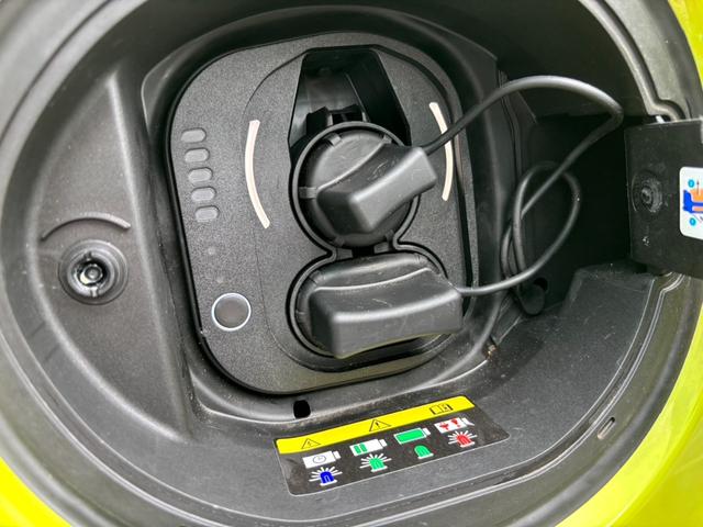 アバルト５００ｅ ツーリズモ　カブリオレ　ＢＥＶ　ワンオーナー　禁煙車　取説記録簿　チャデモ　ナビ　ＥＴＣ２．０　ドライブレコーダー　バックセンサー　前後パーキングセンサーアンドロイドオート＆アップルカープ対応　レーダーブレーキサポート（8枚目）