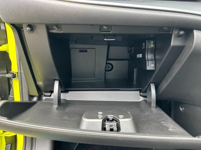 アバルト５００ｅ ツーリズモ　カブリオレ　ＢＥＶ　ワンオーナー　禁煙車　取説記録簿　チャデモ　ナビ　ＥＴＣ２．０　ドライブレコーダー　バックセンサー　前後パーキングセンサーアンドロイドオート＆アップルカープ対応　レーダーブレーキサポート（33枚目）