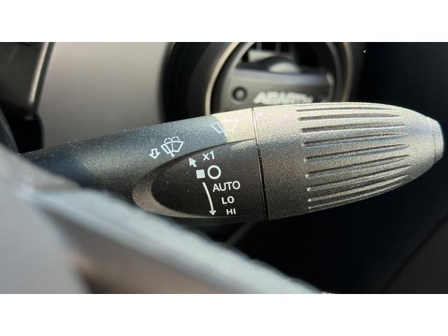 アバルト595C F595C ワンオーナー 禁煙車 カブリオレ マニュアルミッション 専用17インチホイール リアパーキングセンサー オートライト オートワイパー レコードモンツァマフラー バックカメラ フォグライト 2DNNナビ(8枚目)