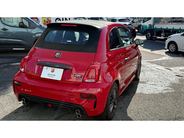 アバルト595C F595C ワンオーナー 禁煙車 カブリオレ マニュアルミッション 専用17インチホイール リアパーキングセンサー オートライト オートワイパー レコードモンツァマフラー バックカメラ フォグライト 2DNNナビ(9枚目)