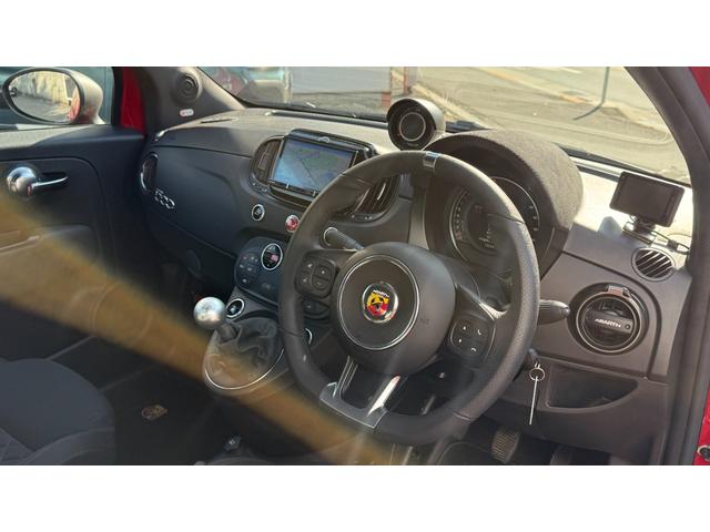 アバルト595C F595C ワンオーナー 禁煙車 カブリオレ マニュアルミッション 専用17インチホイール リアパーキングセンサー オートライト オートワイパー レコードモンツァマフラー バックカメラ フォグライト 2DNNナビ(15枚目)