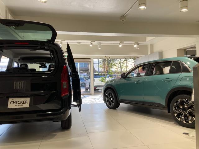 アバルト595C F595C ワンオーナー 禁煙車 カブリオレ マニュアルミッション 専用17インチホイール リアパーキングセンサー オートライト オートワイパー レコードモンツァマフラー バックカメラ フォグライト 2DNNナビ(41枚目)