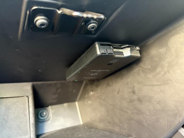 アバルト６９５Ｃ ツーリズモ　ワンオーナー　取説　記録簿　スペアキー　ＨＩＤ　リアパーキングセンサー　レインセンサー　アンドロイドオート＆アップルカープレイ対応　ドライブレコーダー前後　レザーシート　ドリルドローター（40枚目）