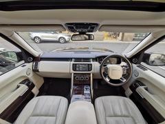 ランドローバ—車ならではの無駄のない作りが全面に出されデザインされたインテリア。白革のシートがランドローバ—ならではのラグジュアリーな雰囲気を演出し特×感のある内装に仕上がっております。 4