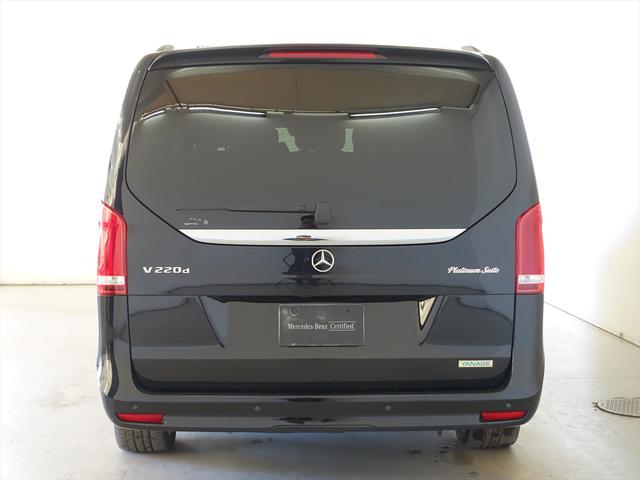 ヤナセの中古車は、すべて第三者検査専門機関（ＡＩＳ）によって、内外装から機関にいたるまで公正かつ厳正に検査されます。検査後、経験豊富なスタッフが、記録簿の確認、ＣＰＵ診断テストなどを実施いたします。