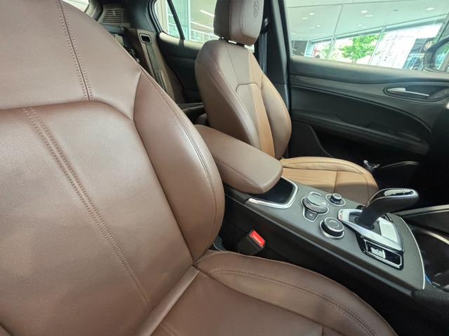 ステルヴィオ 　２．２　ターボ　ディーゼル　Ｑ４　ＴＩ　革シート　ＡｐｐｌｅＣａｒＰｌａｙ　バックカメラ　禁煙車　４ＷＤ　タンレザーシート　認定中古車　ヴェスヴィオグレーメタリック（17枚目）