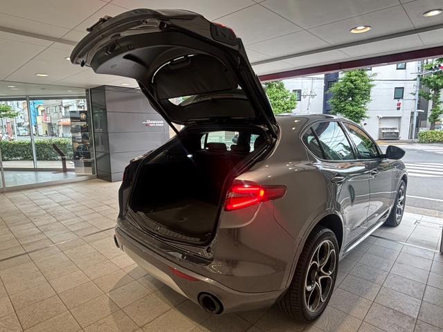 ステルヴィオ 　２．２　ターボ　ディーゼル　Ｑ４　ＴＩ　革シート　ＡｐｐｌｅＣａｒＰｌａｙ　バックカメラ　禁煙車　４ＷＤ　タンレザーシート　認定中古車　ヴェスヴィオグレーメタリック（33枚目）