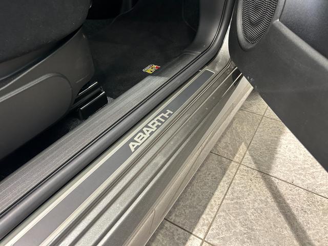 アバルト５９５ ベースグレード　左ハンドル　５速ＭＴ　メイクユアスコーピオン　カスタムオーダープラン　グリジオレコード×ブラックルーフ　ブラックインサート　ＡＢＡＲＴＨデカール（39枚目）