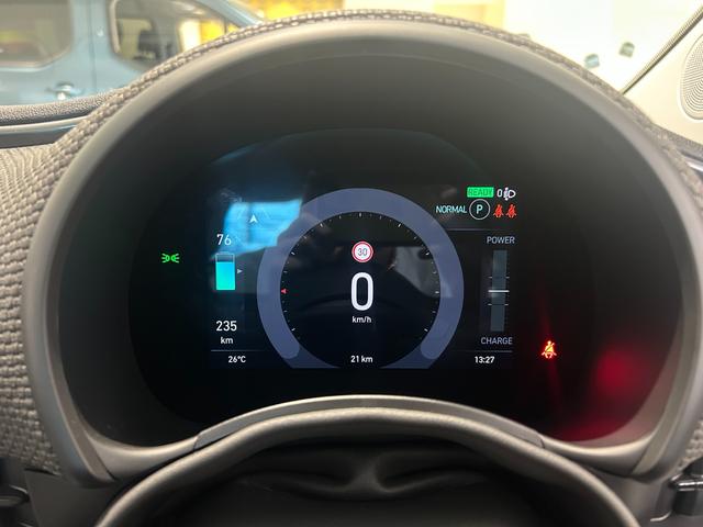 ５００ｅ アイコン　登録済未使用車　新車メーカー保証継承　ＥＴＣ２．０　衝突安全軽減ブレーキ　アダプティブクルーズコントロール　ブラインドスポットモニター　バックカメラ　３６０°パーキングセンサー　アイシン製ナビ（15枚目）