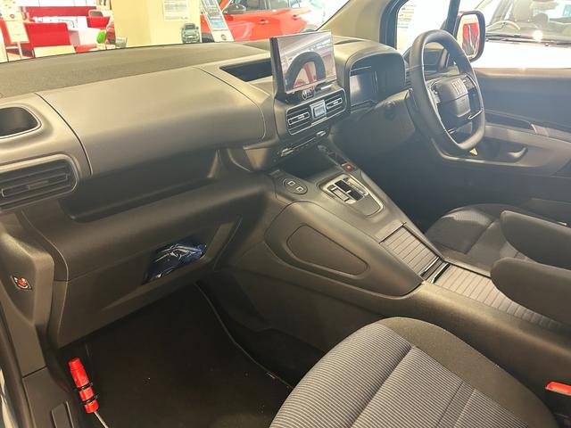 ドブロ マキシ　登録済未使用車　新車保証継承　ディーゼルエンジン搭載　衝突安全軽減ブレーキ　アダプティブクルーズコントロール　ブラインドスポットモニター　ＬＥＤヘッドライト　ステアリングヒーター　スマホ連動オーディオ（12枚目）