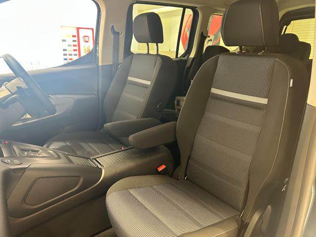 ドブロ マキシ　登録済未使用車　新車保証継承　ディーゼルエンジン搭載　衝突安全軽減ブレーキ　アダプティブクルーズコントロール　ブラインドスポットモニター　ＬＥＤヘッドライト　ステアリングヒーター　スマホ連動オーディオ（13枚目）