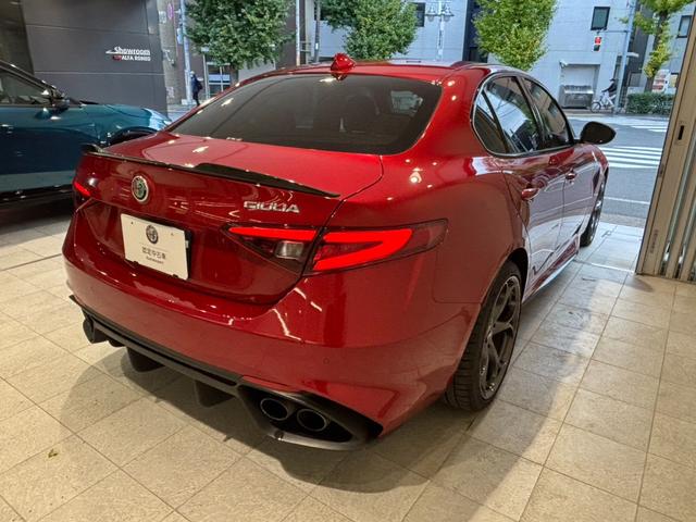 ジュリア クアドリフォリオ クアドリフォリオ HarmanKardonサウンド ACC 純正19AW AppleCarPlay 衝突軽減 ハーフレザー 前席シートヒーター デュアルオートエアコン バックカメラ 禁煙車(3枚目)