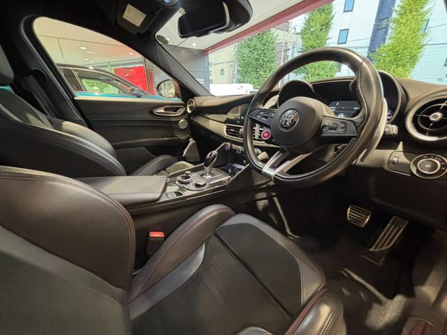 ジュリア クアドリフォリオ クアドリフォリオ HarmanKardonサウンド ACC 純正19AW AppleCarPlay 衝突軽減 ハーフレザー 前席シートヒーター デュアルオートエアコン バックカメラ 禁煙車(4枚目)