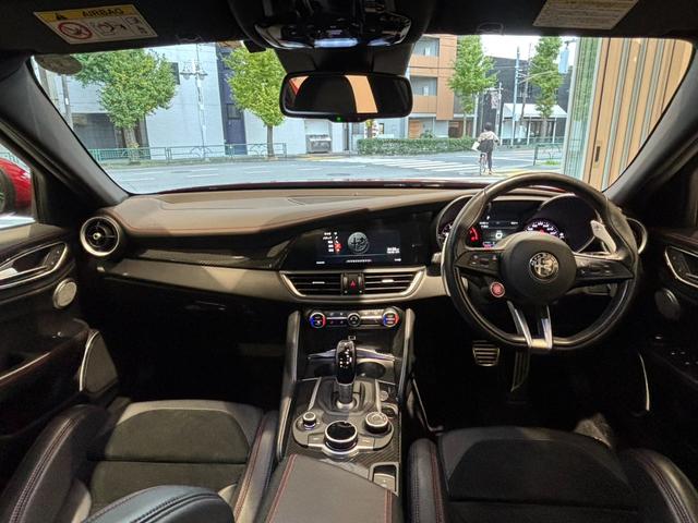 ジュリア クアドリフォリオ クアドリフォリオ HarmanKardonサウンド ACC 純正19AW AppleCarPlay 衝突軽減 ハーフレザー 前席シートヒーター デュアルオートエアコン バックカメラ 禁煙車(8枚目)