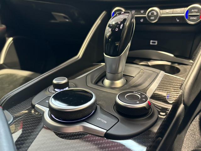 ジュリア クアドリフォリオ クアドリフォリオ HarmanKardonサウンド ACC 純正19AW AppleCarPlay 衝突軽減 ハーフレザー 前席シートヒーター デュアルオートエアコン バックカメラ 禁煙車(9枚目)