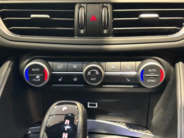 ジュリア クアドリフォリオ クアドリフォリオ HarmanKardonサウンド ACC 純正19AW AppleCarPlay 衝突軽減 ハーフレザー 前席シートヒーター デュアルオートエアコン バックカメラ 禁煙車(10枚目)