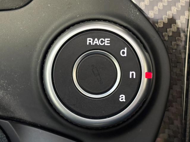 ジュリア クアドリフォリオ クアドリフォリオ HarmanKardonサウンド ACC 純正19AW AppleCarPlay 衝突軽減 ハーフレザー 前席シートヒーター デュアルオートエアコン バックカメラ 禁煙車(12枚目)