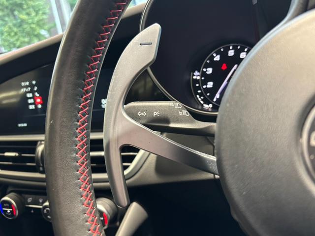 ジュリア クアドリフォリオ クアドリフォリオ HarmanKardonサウンド ACC 純正19AW AppleCarPlay 衝突軽減 ハーフレザー 前席シートヒーター デュアルオートエアコン バックカメラ 禁煙車(14枚目)