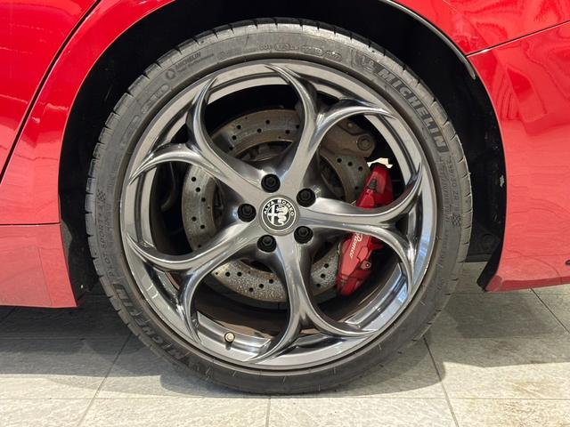 ジュリア クアドリフォリオ クアドリフォリオ HarmanKardonサウンド ACC 純正19AW AppleCarPlay 衝突軽減 ハーフレザー 前席シートヒーター デュアルオートエアコン バックカメラ 禁煙車(27枚目)