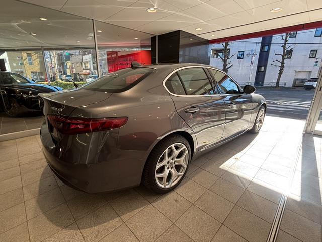 短いリヤオーバーハングとトランクリッド、ボリュームのあるリヤフェンダーは高いロードホールディング性を際立てています。