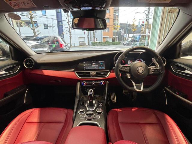 フォルム、機能、美しさが融合したドライバー重視のコックピット。エモーショナルなドライビングを味わう舞台に変わります。