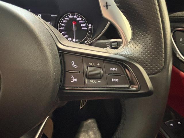 充実のステアリングスイッチ。ハンズフリーで電話も可能です。