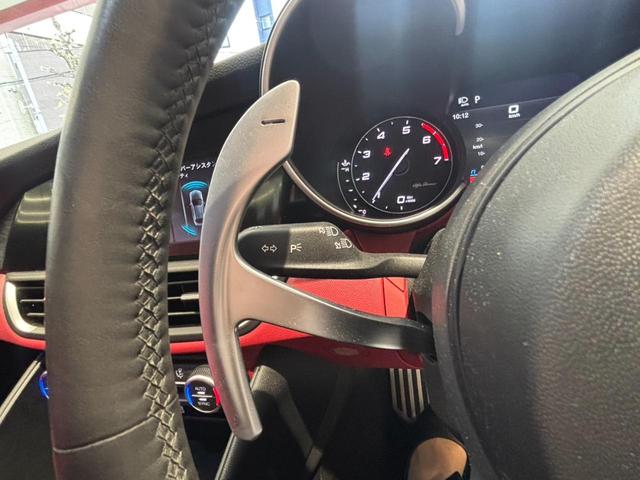 充実のステアリングスイッチ。ハンズフリーで電話も可能です。