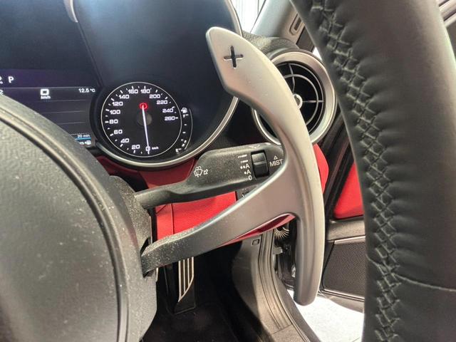 充実のステアリングスイッチ。ハンズフリーで電話も可能です。