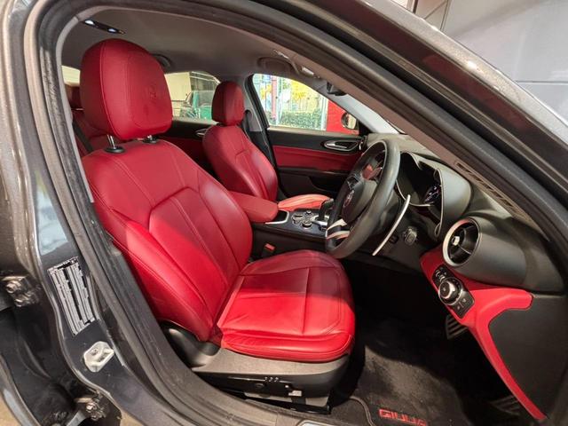 スポーツレザーシートは体の軸が固定され、長時間の運転でも疲れにくいです。シートメモリー付きパワーシートです。