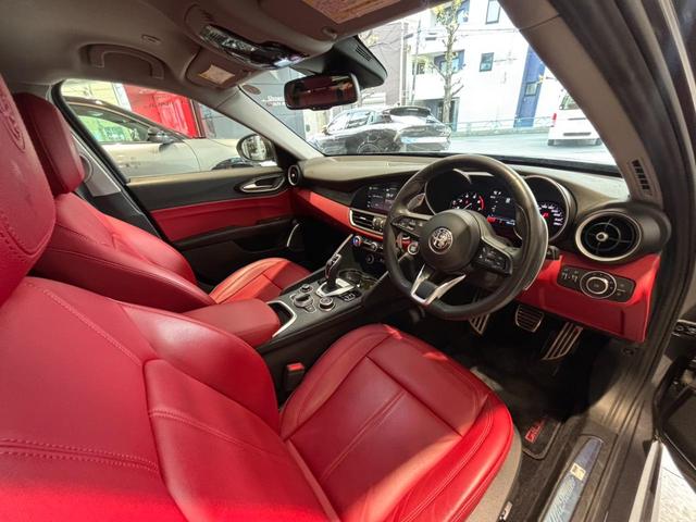 スポーツレザーシートは体の軸が固定され、長時間の運転でも疲れにくいです。シートメモリー付きパワーシートです。