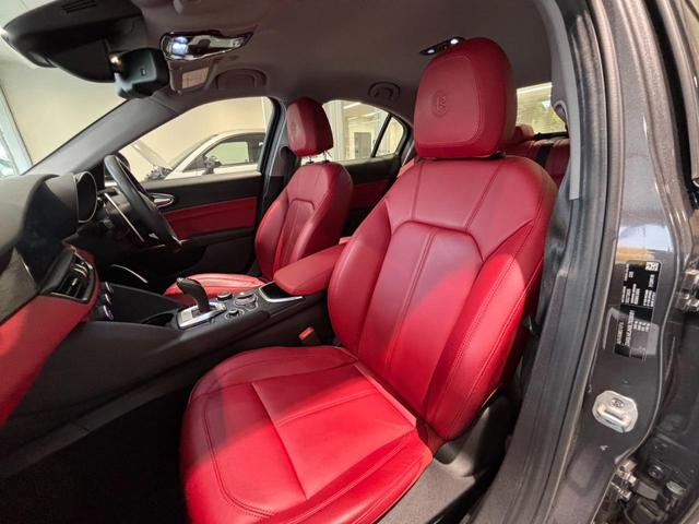 スポーツレザーシートは体の軸が固定され、長時間の運転でも疲れにくいです。運転席はシートメモリー付きパワーシートです。