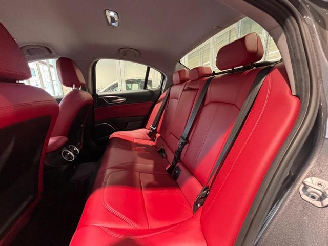 スポーツレザーシートは体の軸が固定され、長時間の運転でも疲れにくいです。ランバーサポート、シートメモリー付きパワーシートです。