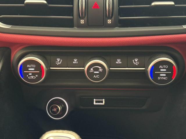 レトロモダンなインテリア。ボディカラーと同色のパネルがインストルメンタルパネルを横断する秀逸なデザイン。