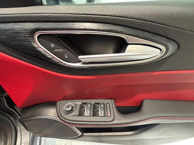 ハーマンカードンスピーカーを装備。美しい重低音が心地よく響き渡ります。