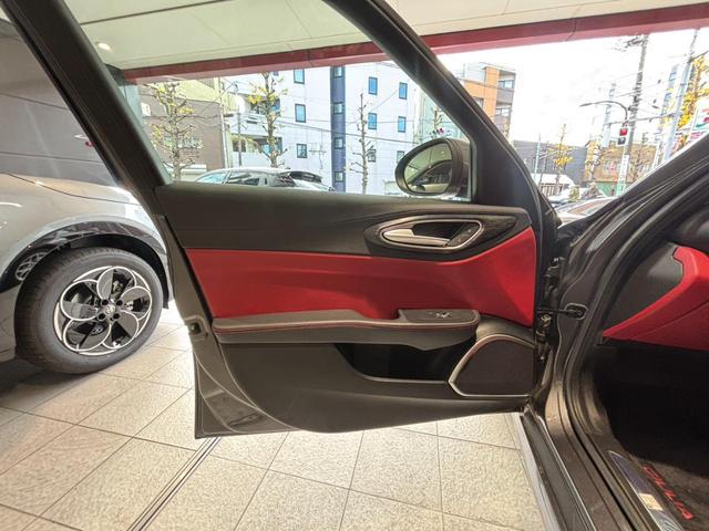 ハーマンカードンスピーカーを装備。美しい重低音が心地よく響き渡ります。