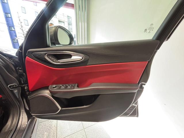 ハーマンカードンスピーカーを装備。美しい重低音が心地よく響き渡ります。