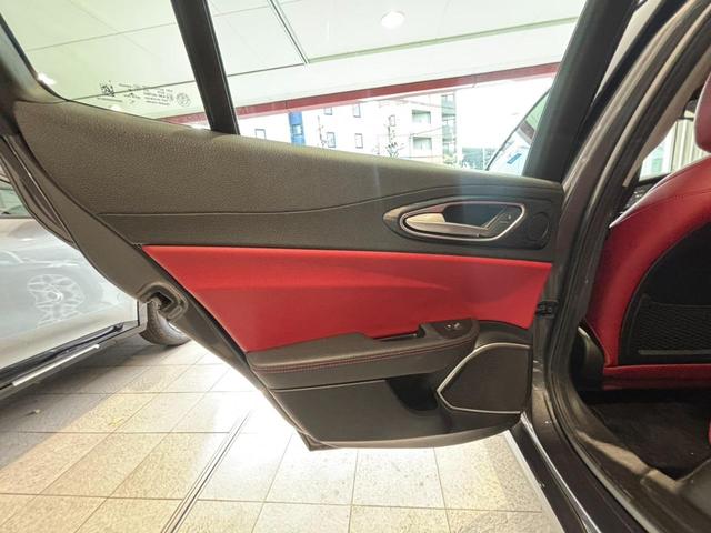 ハーマンカードンスピーカーを装備。美しい重低音が心地よく響き渡ります。