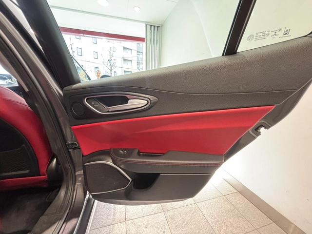 ハーマンカードンスピーカーを装備。美しい重低音が心地よく響き渡ります。