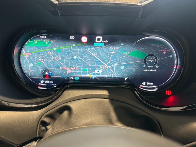 トナーレ プラグインハイブリッドＱ４　ヴェローチェ　プラグインハイブリッド　ヴェローチェ　マトリクスＬＥＤ　全方位カメラ　バックカメラ　ＡＣＣ　　純正アルミホイール　ワンオーナー　アルファレッド　禁煙車　純正ナビ付　５人乗り　レザーシート（12枚目）