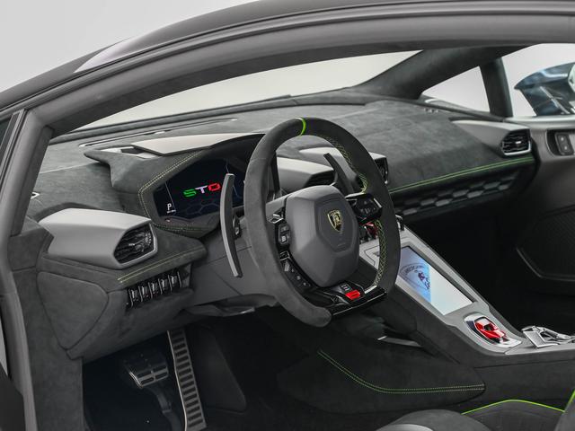 ウラカン ＳＴＯ　（ＬＤＦ）　Ｌａｍｂｏｒｇｈｉｎｉ認定中古車　メーカー保証付　ロードアシスタンス　Ｓｅｌｅｚｉｏｎｅ　Ｌａｍｂｏｒｇｈｉｎｉ　Ｃｅｒｔｉｆｉｅｄ　Ｐｒｅ－Ｏｗｎｅｄ（17枚目）