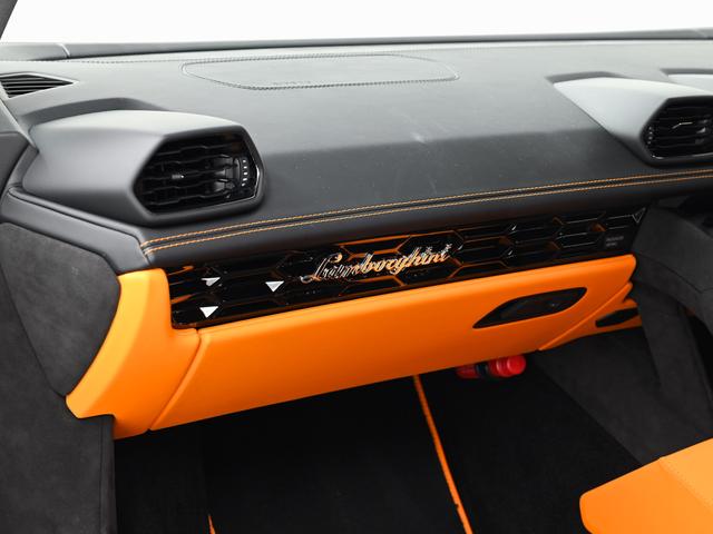 ウラカン テクニカ　（ＬＤＦ）　Ｌａｍｂｏｒｇｈｉｎｉ認定中古車　メーカー保証付　ロードアシスタンス　Ｓｅｌｅｚｉｏｎｅ　Ｌａｍｂｏｒｇｈｉｎｉ　Ｃｅｒｔｉｆｉｅｄ　Ｐｒｅ－Ｏｗｎｅｄ（17枚目）