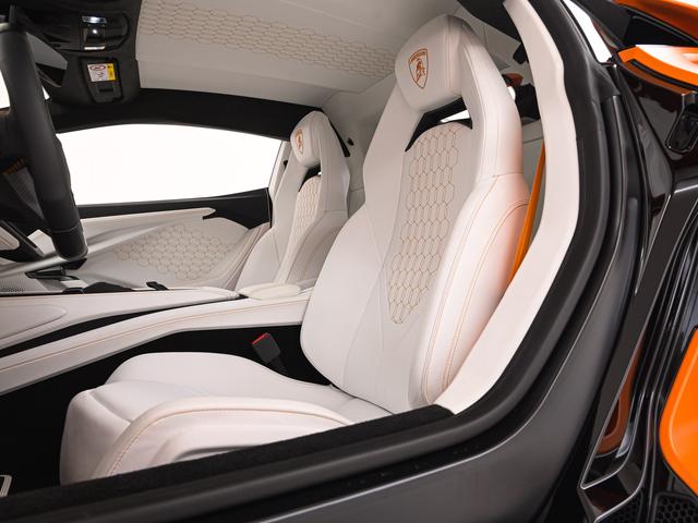 レヴエルト ６．５　４ＷＤ　Ａｒａｎｃｉｏ　Ａｎｔｈａｅｕｓ　Ｌａｍｂｏｒｇｈｉｎｉ認定中古車　メーカー保証付　ロードアシスタンス　Ｓｅｌｅｚｉｏｎｅ　Ｌａｍｂｏｒｇｈｉｎｉ　Ｃｅｒｔｉｆｉｅｄ　Ｐｒｅ－Ｏｗｎｅｄ（12枚目）