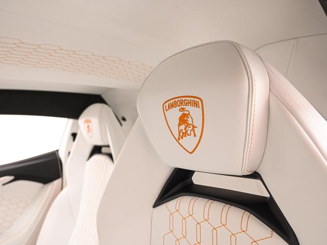 レヴエルト ６．５　４ＷＤ　Ａｒａｎｃｉｏ　Ａｎｔｈａｅｕｓ　Ｌａｍｂｏｒｇｈｉｎｉ認定中古車　メーカー保証付　ロードアシスタンス　Ｓｅｌｅｚｉｏｎｅ　Ｌａｍｂｏｒｇｈｉｎｉ　Ｃｅｒｔｉｆｉｅｄ　Ｐｒｅ－Ｏｗｎｅｄ（13枚目）