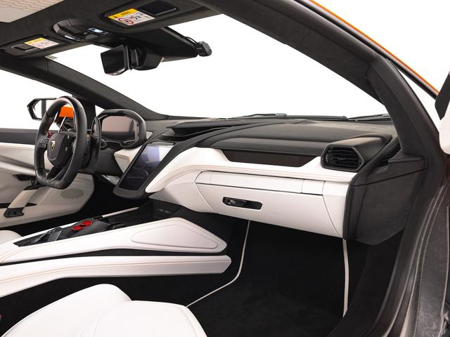 レヴエルト ６．５　４ＷＤ　Ａｒａｎｃｉｏ　Ａｎｔｈａｅｕｓ　Ｌａｍｂｏｒｇｈｉｎｉ認定中古車　メーカー保証付　ロードアシスタンス　Ｓｅｌｅｚｉｏｎｅ　Ｌａｍｂｏｒｇｈｉｎｉ　Ｃｅｒｔｉｆｉｅｄ　Ｐｒｅ－Ｏｗｎｅｄ（14枚目）