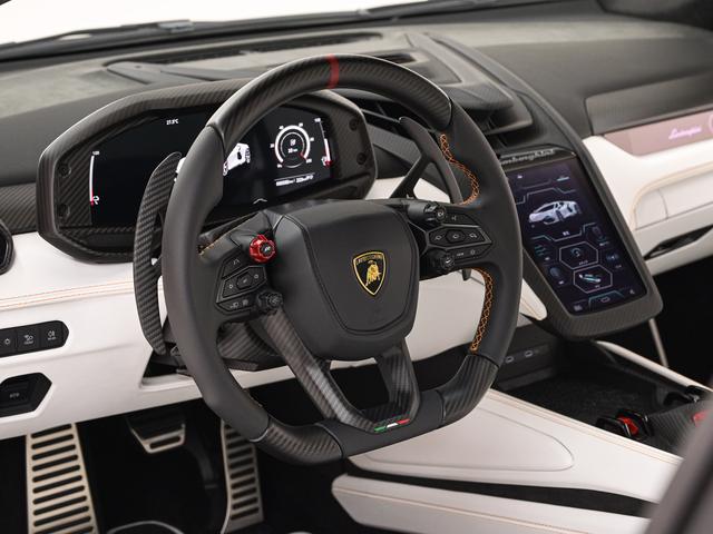 レヴエルト ６．５　４ＷＤ　Ａｒａｎｃｉｏ　Ａｎｔｈａｅｕｓ　Ｌａｍｂｏｒｇｈｉｎｉ認定中古車　メーカー保証付　ロードアシスタンス　Ｓｅｌｅｚｉｏｎｅ　Ｌａｍｂｏｒｇｈｉｎｉ　Ｃｅｒｔｉｆｉｅｄ　Ｐｒｅ－Ｏｗｎｅｄ（17枚目）