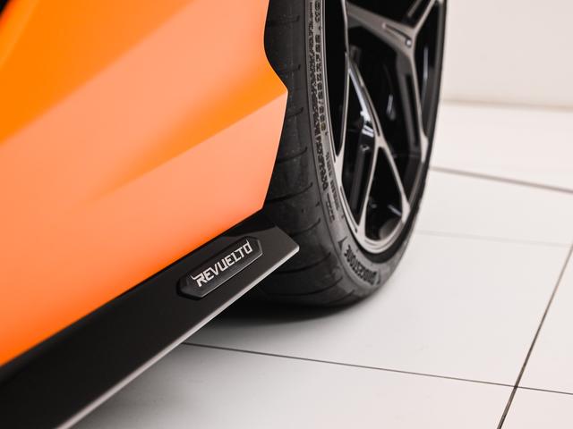 レヴエルト ６．５　４ＷＤ　Ａｒａｎｃｉｏ　Ａｎｔｈａｅｕｓ　Ｌａｍｂｏｒｇｈｉｎｉ認定中古車　メーカー保証付　ロードアシスタンス　Ｓｅｌｅｚｉｏｎｅ　Ｌａｍｂｏｒｇｈｉｎｉ　Ｃｅｒｔｉｆｉｅｄ　Ｐｒｅ－Ｏｗｎｅｄ（29枚目）